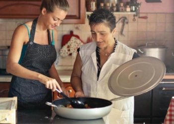 5 Best Electric Hot Pot Cooker 2022 (Review & Expert Guide)